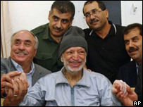 Yasser Arafat, ao lado de médicos, em Ramallah
