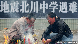 四川北川中學遺址地震遇難家長進行路祭（資料圖片）