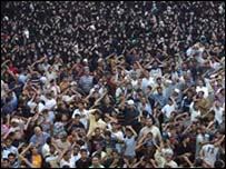 मूसा अल-कादिम दरगाह के बाहर शिया तीर्थ यात्री