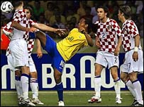 Ronaldinho era cercado por croatas a todo momento