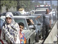 جنگ زدگان لبنان در راه بازگشت به مناطق جنگی