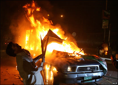 Presidenti Pervez Musharaf dënoi vrasjen dhe u bëri thirrje njerëzve për qetësi por protestat mbërthyen shumë qytete ku përfshihet dhe Lahori. 
