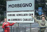 Arwydd yn dangos y gefeillio yn yr Eidal