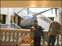 Lê Hải và trực thăng bày ở tiệm Daslu