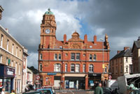 Banc Barclays, Y Drenewydd, lle gwelir plac er cof am Geraint Goodwin