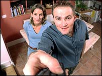 Muž s dálkovým ovladačem