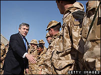 براون در میان سربازان بریتانیایی در هلمند