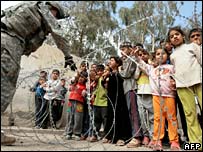  Lính Mỹ đang chinh phục lòng dân