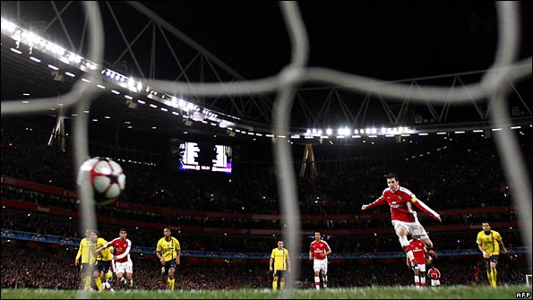 Fabregas converts his penalty to make it 2-2