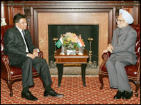 परवेज़ मुशर्रफ़ और मनमोहन सिंह (फाइल फोटो)