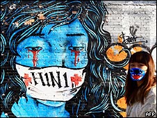 Un graffiti en China con las siglas del virus H1N1