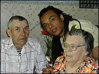 Мирослав Кувалдін з бабусею і дідусем в Україні