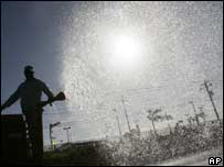Pessoa regando jardim em Manágua, na Nicarágua
