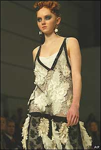 Modelo exibe peça de Clements Ribeiro na London Fashion Week