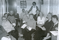 Aelodau Merched y Wawr Drenewydd gyda Joan yn ei chartref