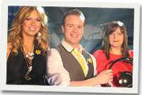 Lowri Watcyn Roberts a Elfed Morgan Morris hefo'r gyflwynwraig Sarra Elgan