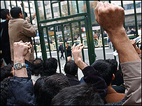 اعتراض دانشجويان ابتدا متوجه حمله به کوی دانشگاه تهران بود اما رفته رفته حاکمان جمهوری اسلامی هدف اعتراض های تند قرار گرفتند