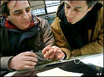 Eşcinsel bir çift yüzüklerini seçiyor