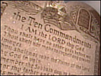 O monumento com os dez mandamentos