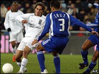 O meia Sávio (esq.), do time dos amigos de Ronaldo, e André Cruz, dos amigos de Zidane