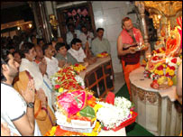 सिद्धि विनायक मंदिर में अमिताभ और अभिषेक बच्चन