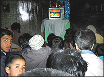 افغانها در حال تماشای تلويزيون (عکس از آرشيو)