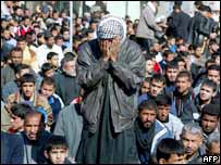 Iraquianos oram durante as preces de sexta-feira