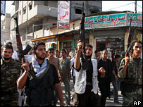 Gazze sokaklarında silahlı kişiler