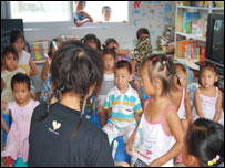 志愿者带领孩子做游戏