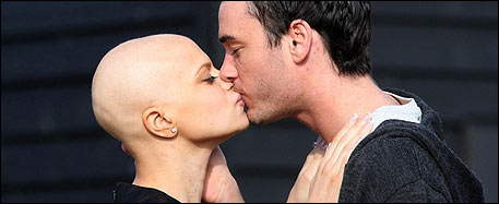 古迪亲吻未婚夫