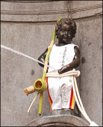 Manneken-Pis vestido de capoeirista (Foto: Márcia Bizzotto / BBC Brasil)