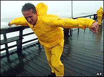 Homem anda contra ventos fortos no Estado da Carolina do Norte