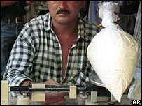 Venda de pasta de coca no sul da Colômbia