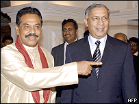 Pákistánský premiér Šaukat Azíz se srílanským premiérem Rajapaksem