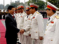 Ông Nguyễn Minh Triết và các sĩ quan quân đội 