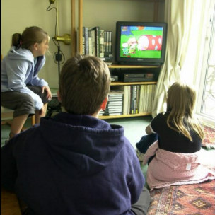 儿童在家看电视