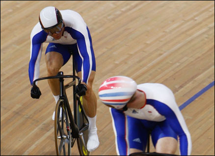 Chris Hoy pursues Jason Kenny