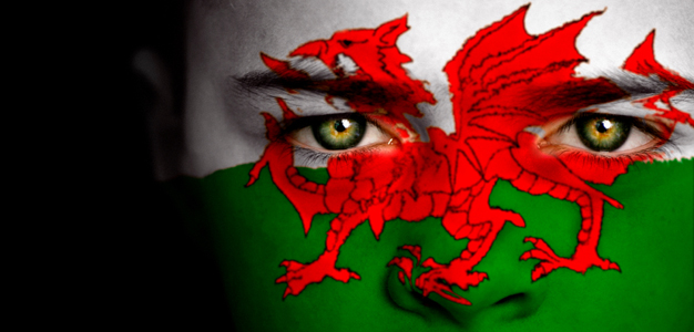 Wyneb a baner Cymru