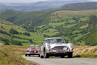 Ceir clasurol Aston Martin a Mercedes yn dringo'r ffordd serth uwchben Cwm Cynllwyd at Fwlch y Groes ym Meirionnydd, a fydd yn rhan o arddangosfa ceir clasurol ym Mharc Glynllifon.