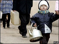 Su almaya giden insanlar ve bir çocuk