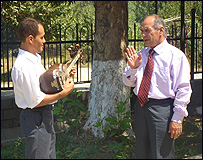 Қодир Мирашуров ўғлига таълим бермоқда