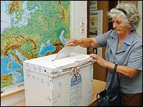 Macaristan'da oy kullanan bir seçmen