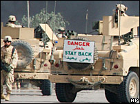 Iraklıları uzak durmaları için uyaran bir levha