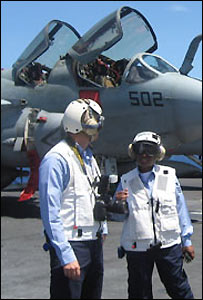 Mahmud Ali (bên phải) trên tàu sân bay USS Kitty Hawk