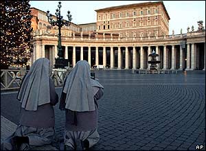 Jeptišky se modlí na náměstí svatého Petra v Římě