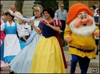 Cinderela e Branca de Neve, na Disneylândia (arquivo)