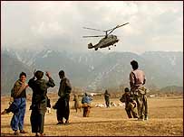 राहत पहुँचाते हैलीकॉप्टर