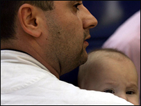 Một người đàn ông và một em bé được giải cứu ở khách sạn Oberoi-Trident hôm 28.11.08