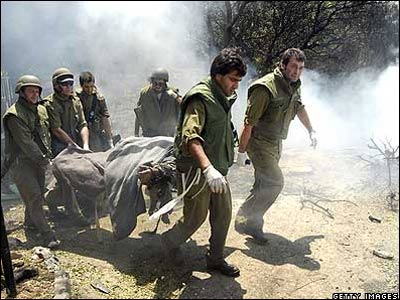 Ölen bir askeri taşıyan İsrailli askerler