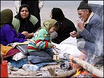 भूकंप से पीड़ित परिवार 